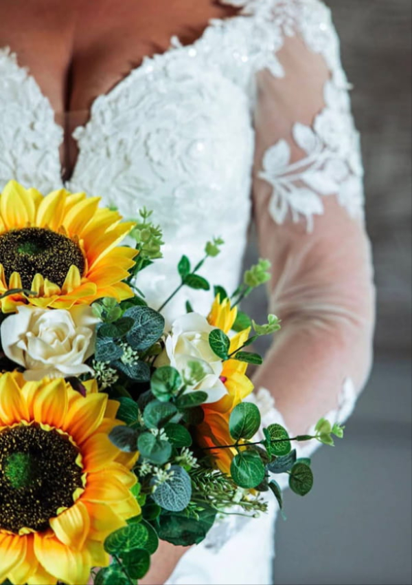 Seasonal Ayrshire wedding flowers by Thistle Du Florist